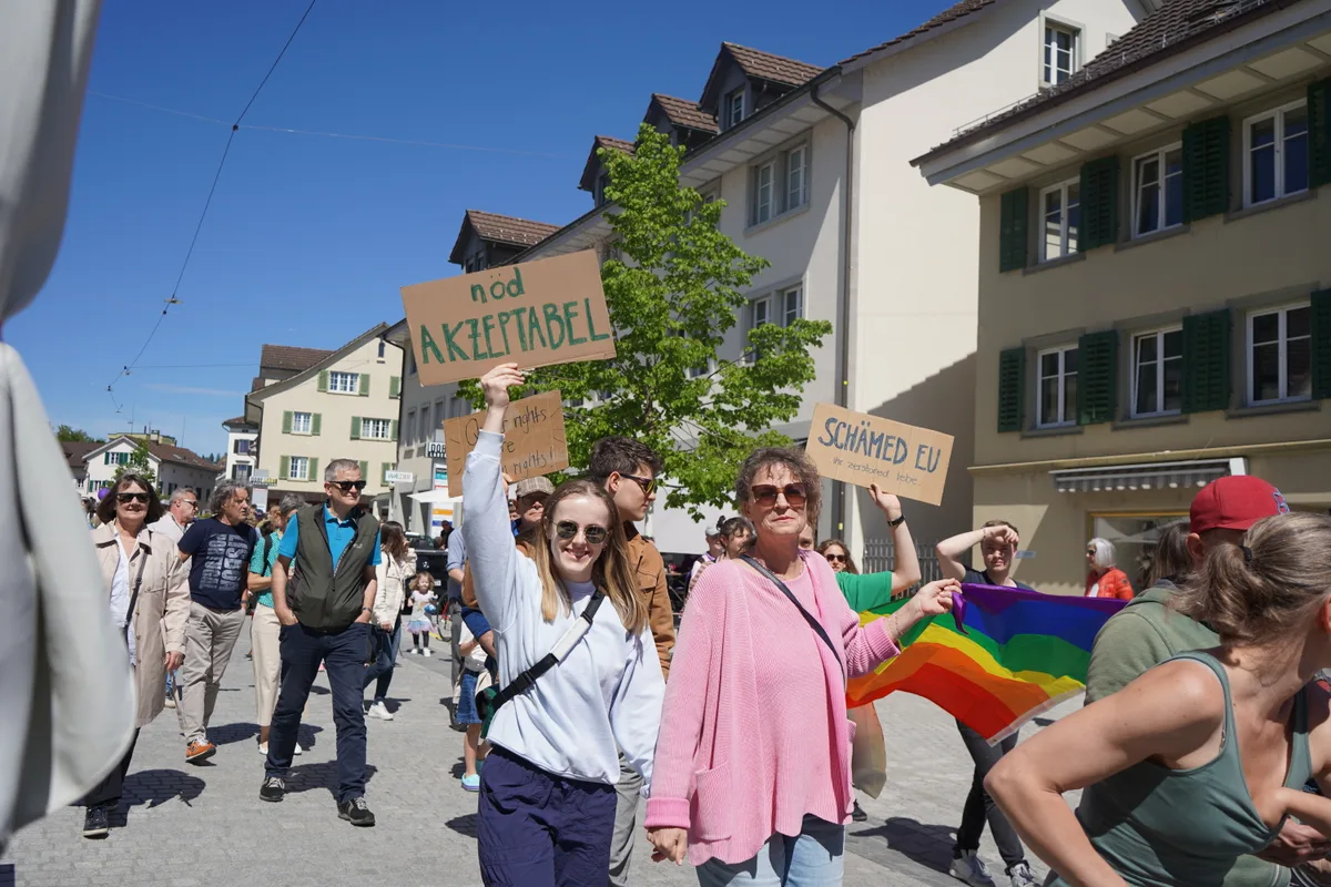 Man sieht zwei Frauen an einer Demonstration mit Schildern
